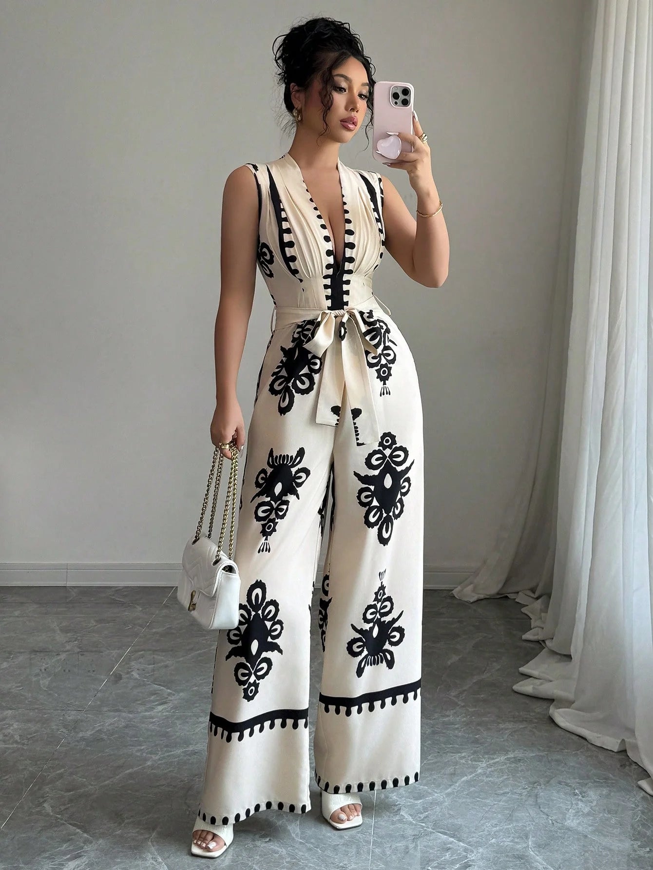 Macacão Widi Leg Elegante com Renda e Decote em V