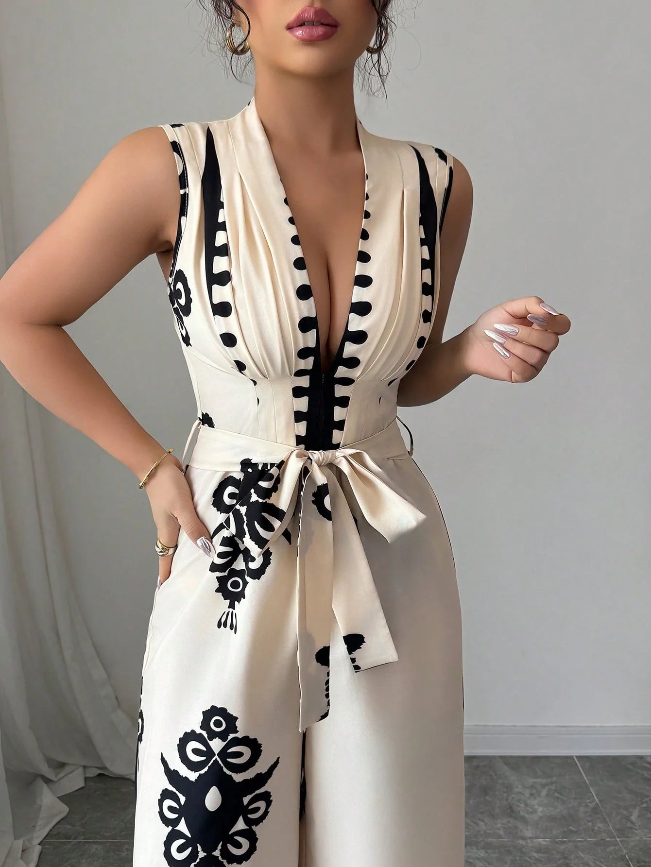 Macacão Widi Leg Elegante com Renda e Decote em V