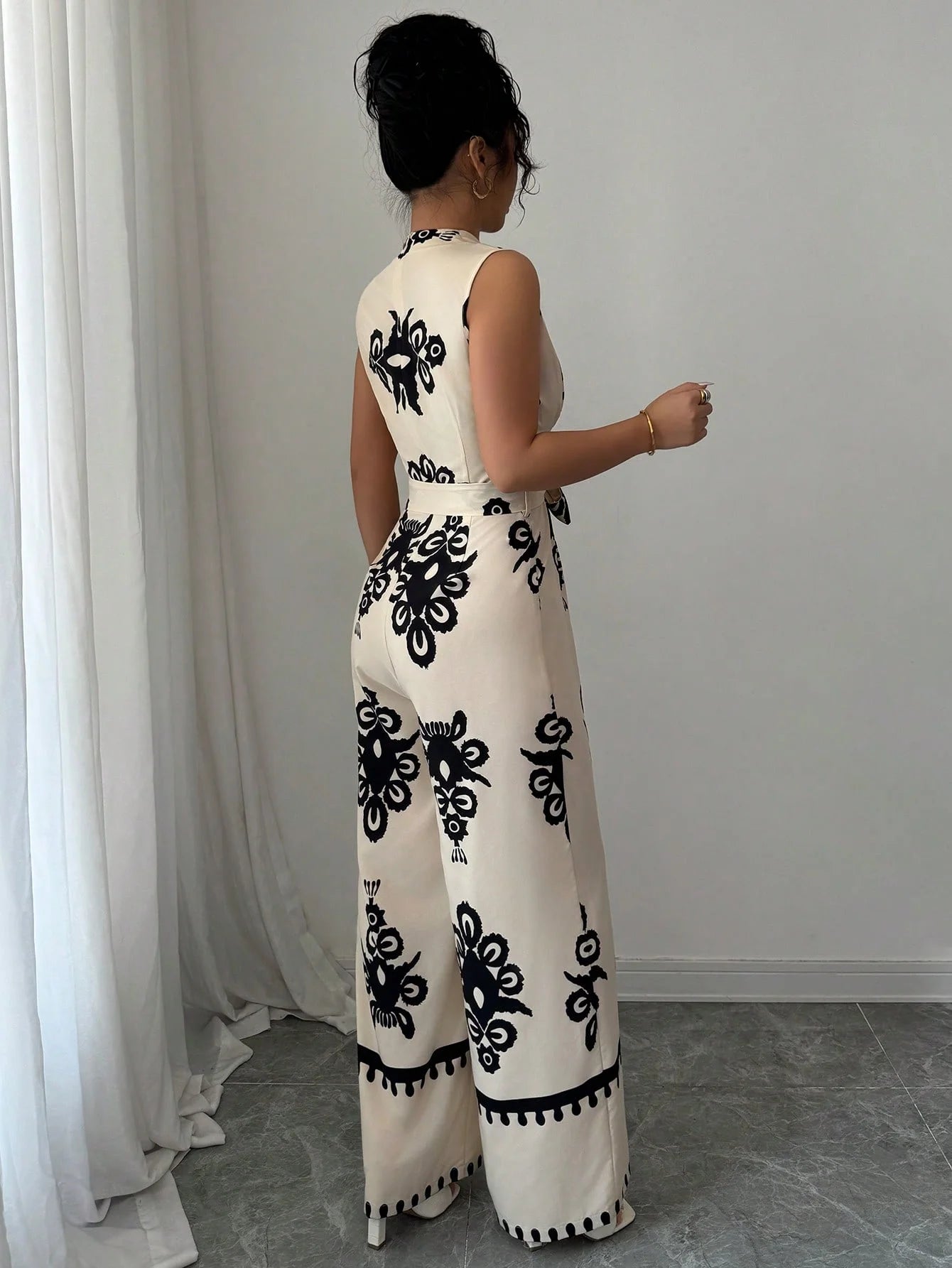 Macacão Widi Leg Elegante com Renda e Decote em V