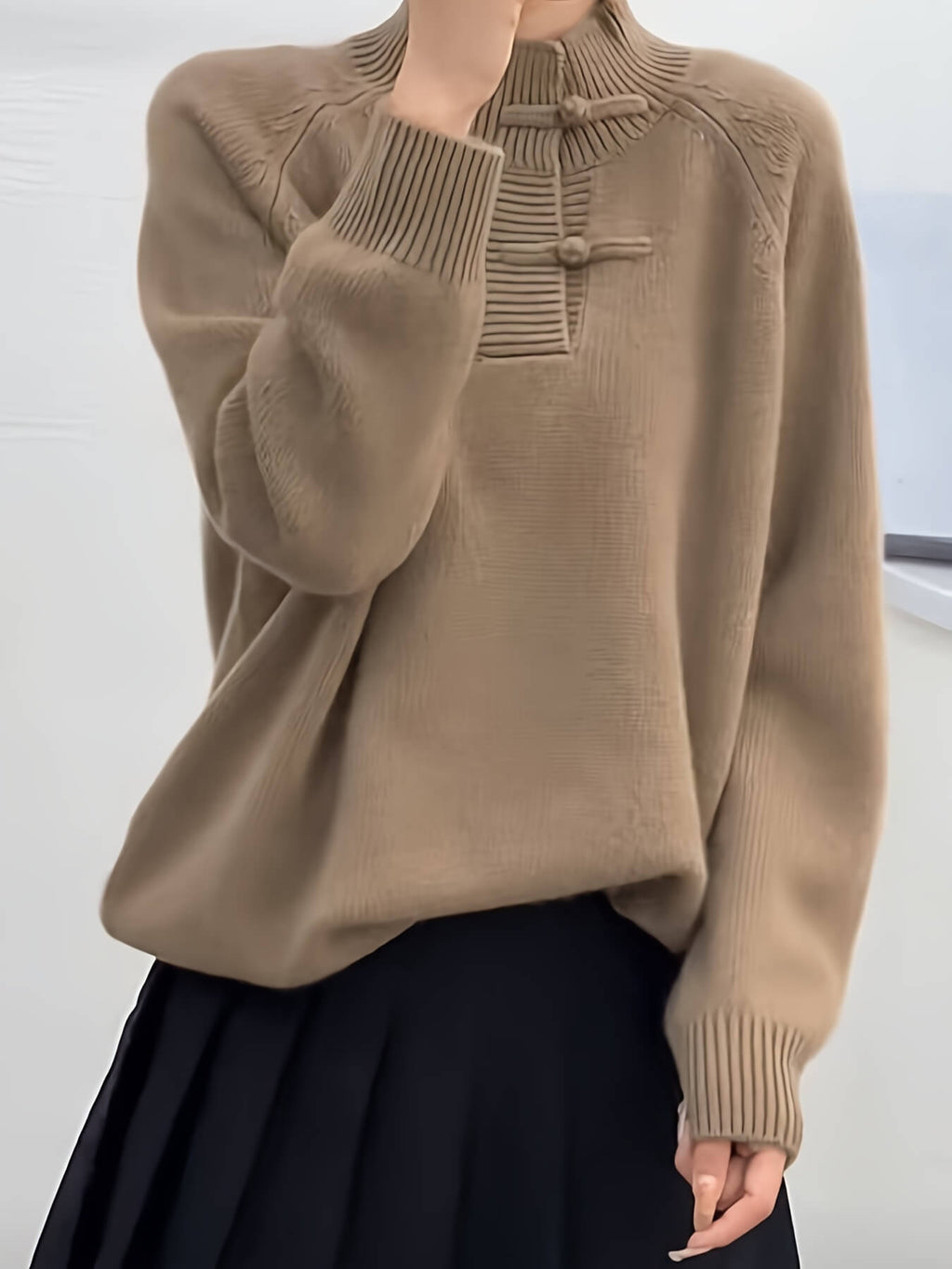 Suéter Elegante com Botões e Gola Alta