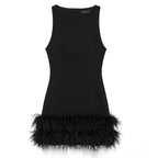 Vestido Preto Elegante com Penas