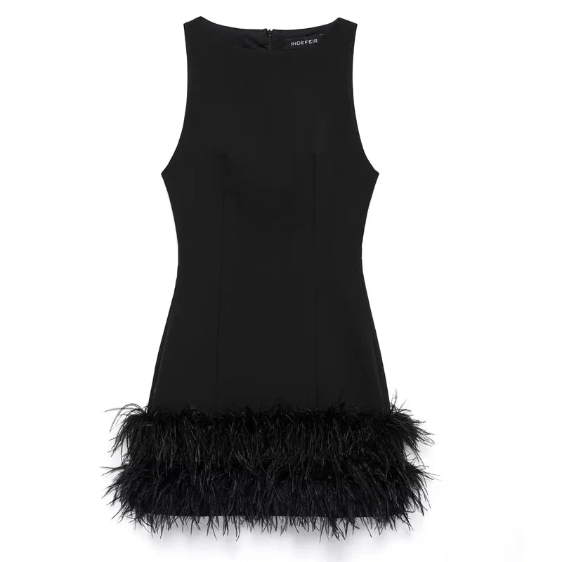 Vestido Preto Elegante com Penas