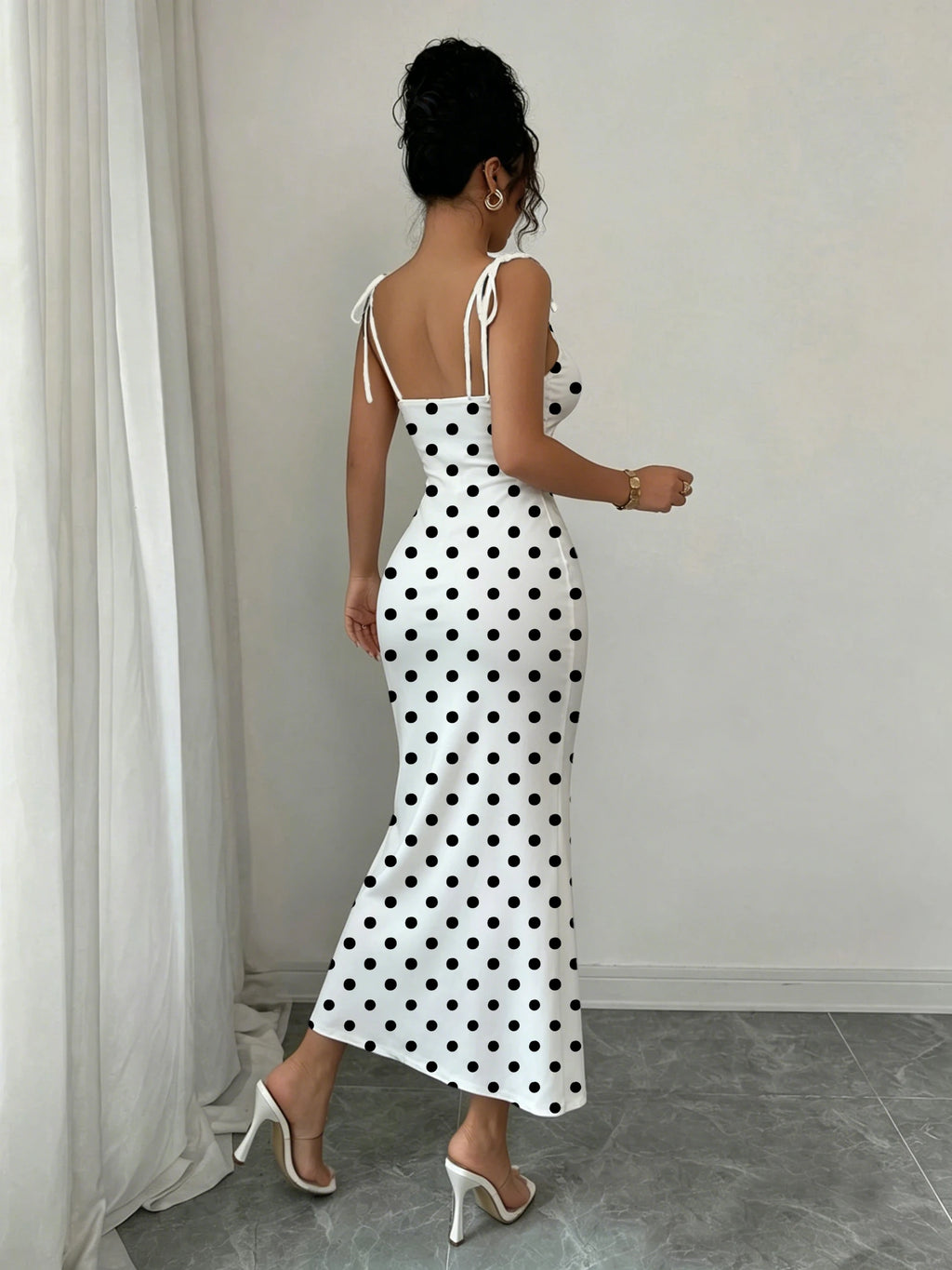 Vestido branco feminino com estampa de poá