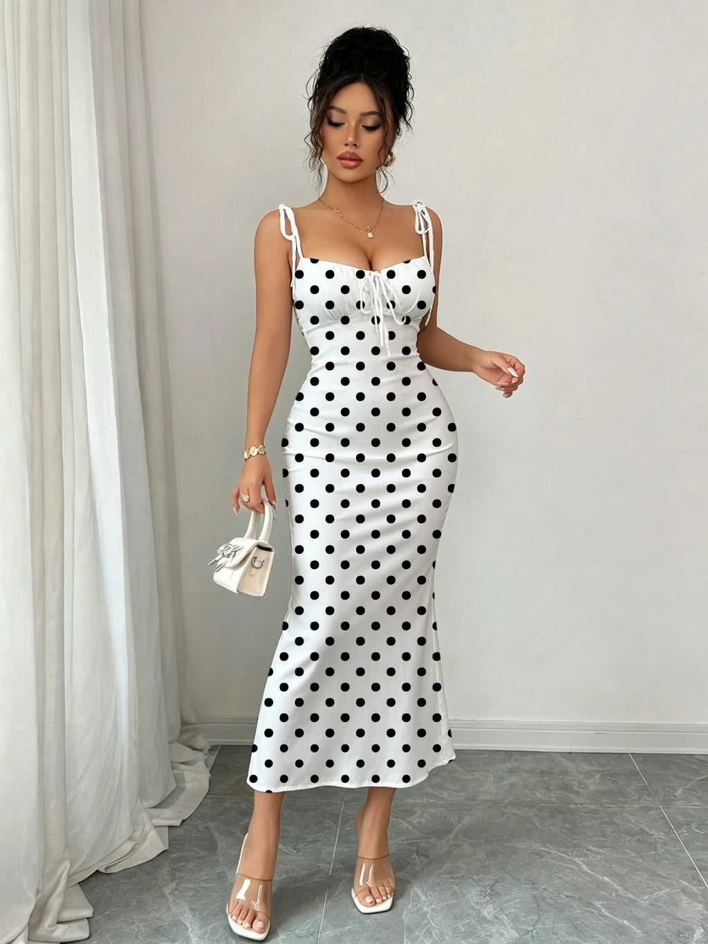 Vestido branco poá com decote quadrado