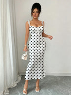 Vestido branco poá com decote quadrado