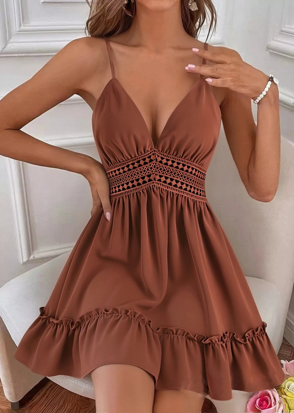 Vestido chocolate feminino com decote V e alças finas