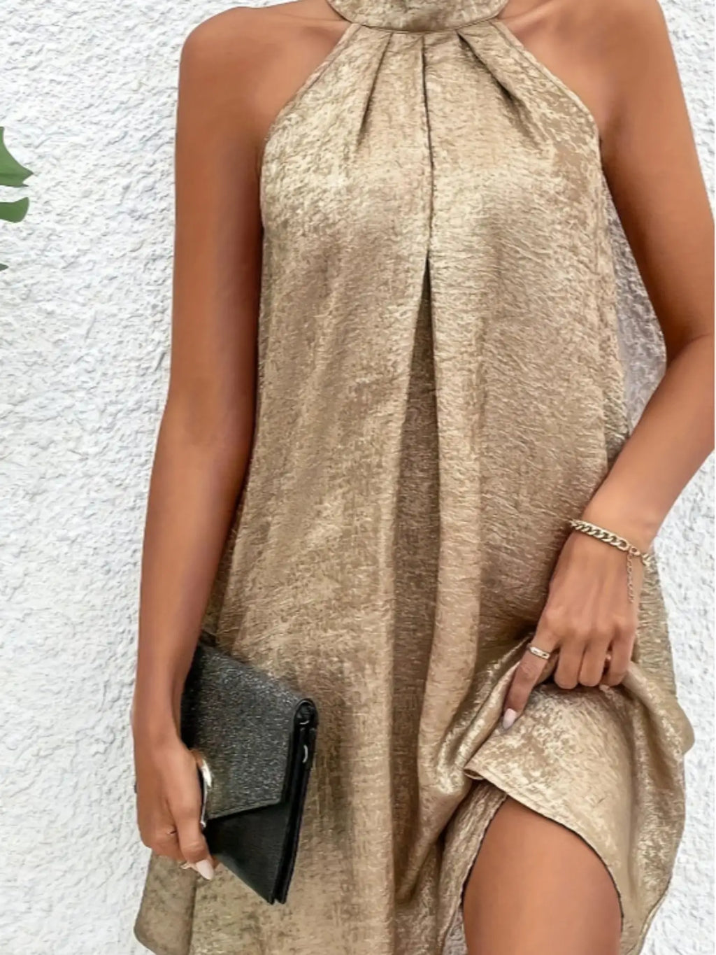 Vestido curto champagne com gola alta estilo halter