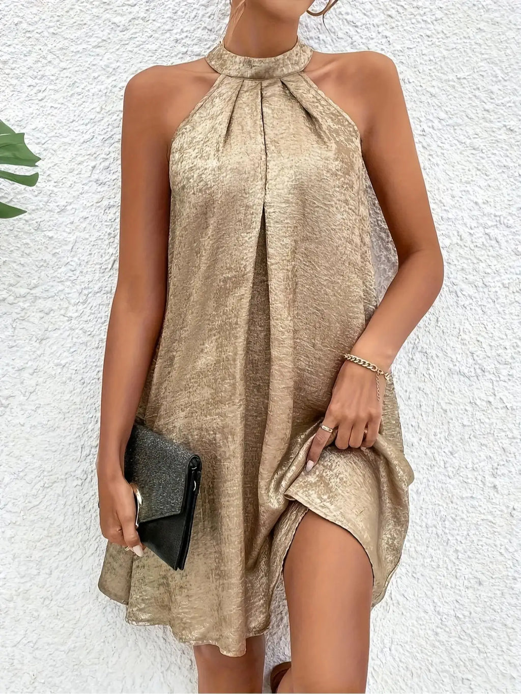 Vestido curto feminino champagne com gola halter e costas abertas
