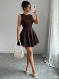 Vestido curto feminino chocolate com cintura marcada