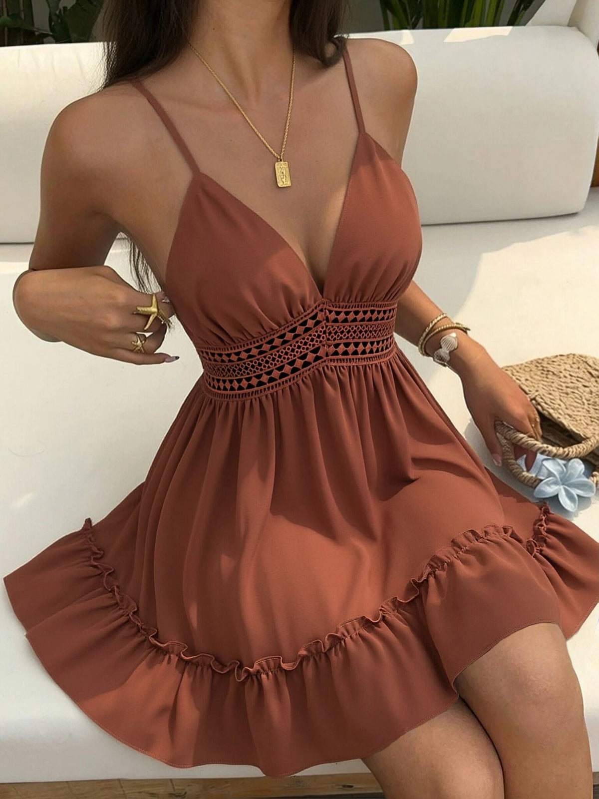 Vestido feminino chocolate curto com renda e laço nas costas