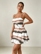 Vestido feminino curto bicolor com decote quadrado