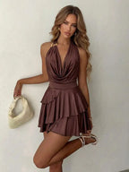 Vestido feminino curto com decote assimétrico