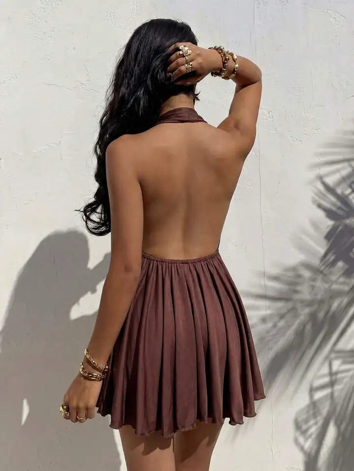 Vestido feminino curto elegante com detalhes