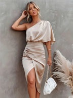 Vestido feminino de cetim com fenda frontal