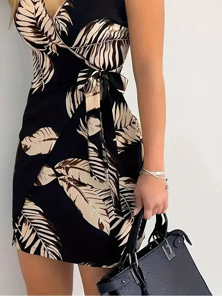 Vestido feminino estampado com detalhe de amarração frontal