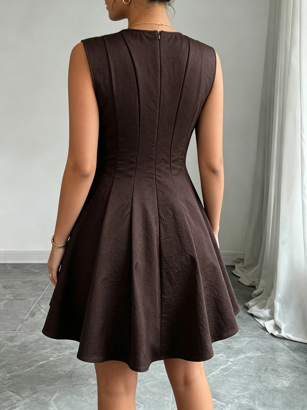 Vestido feminino marrom com gola redonda