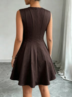 Vestido feminino marrom com gola redonda