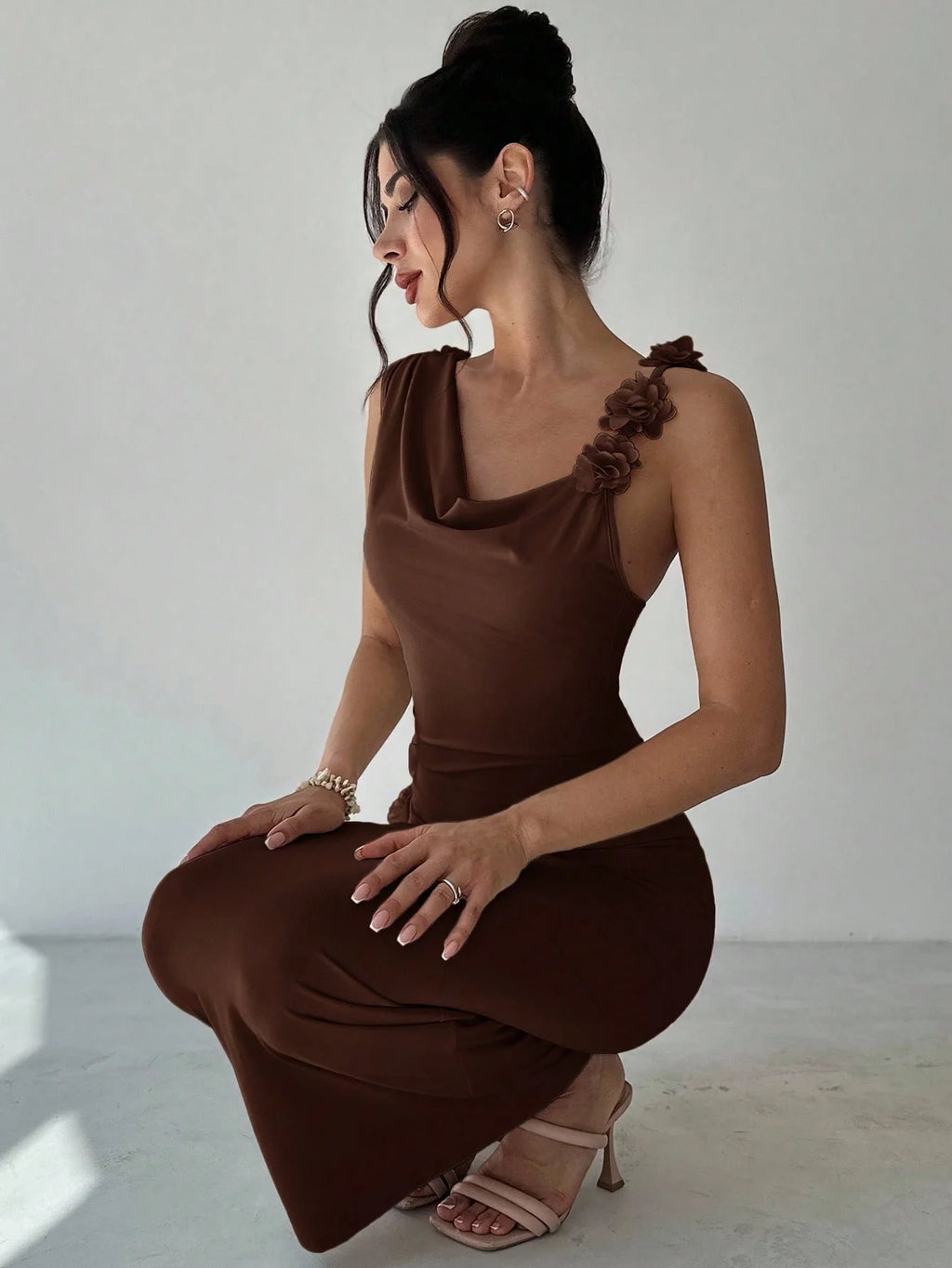 Vestido feminino marsala longo com decote assimétrico