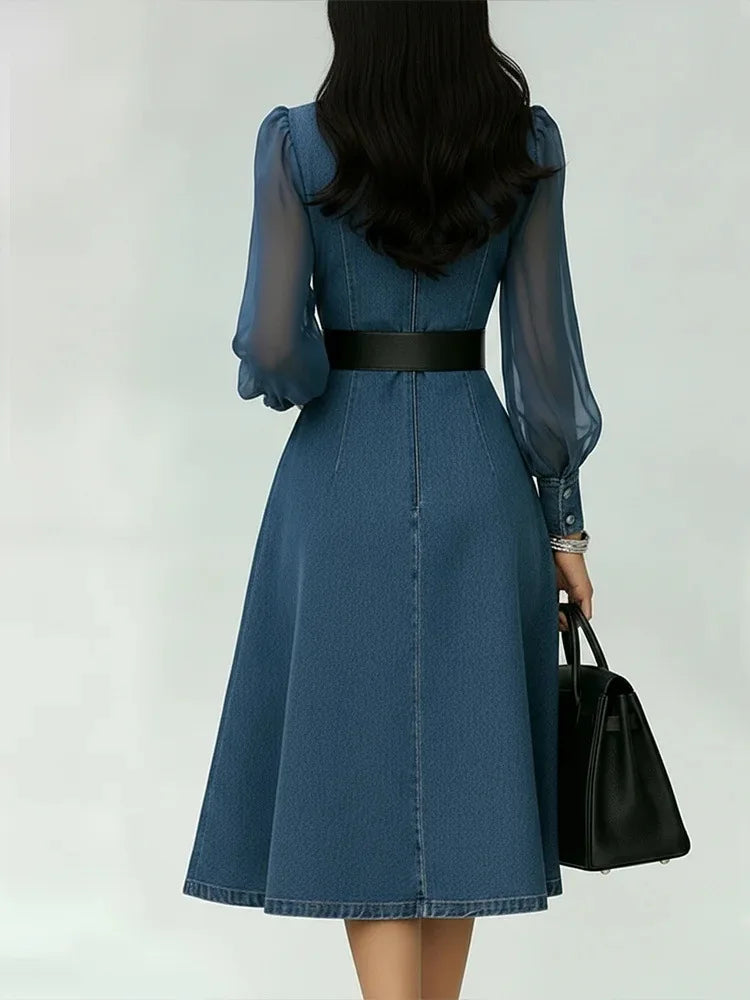 Vestido jeans midi feminino visto de costas