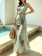 Vestido longo azul estampado visto de costas