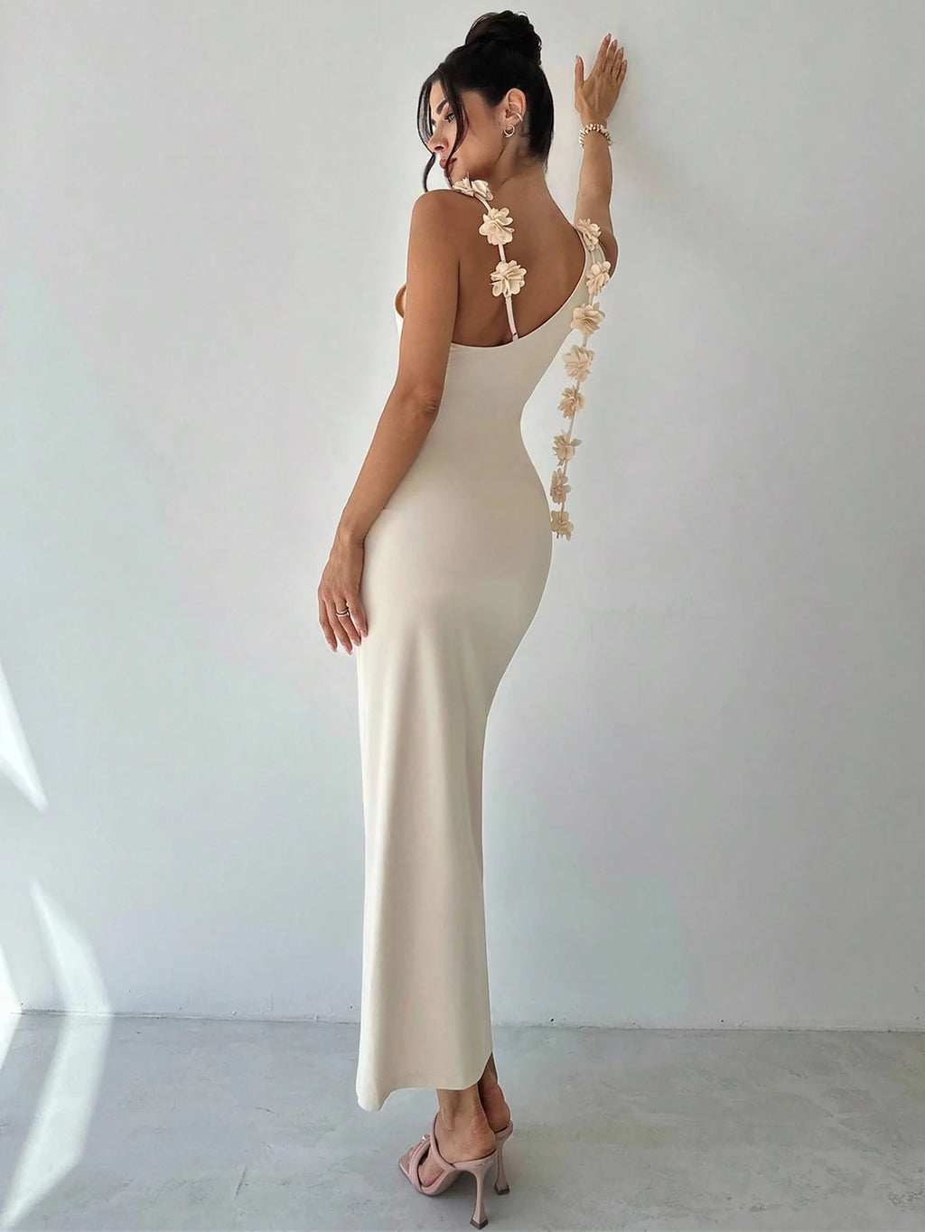 Vestido longo feminino com flor 3D no ombro