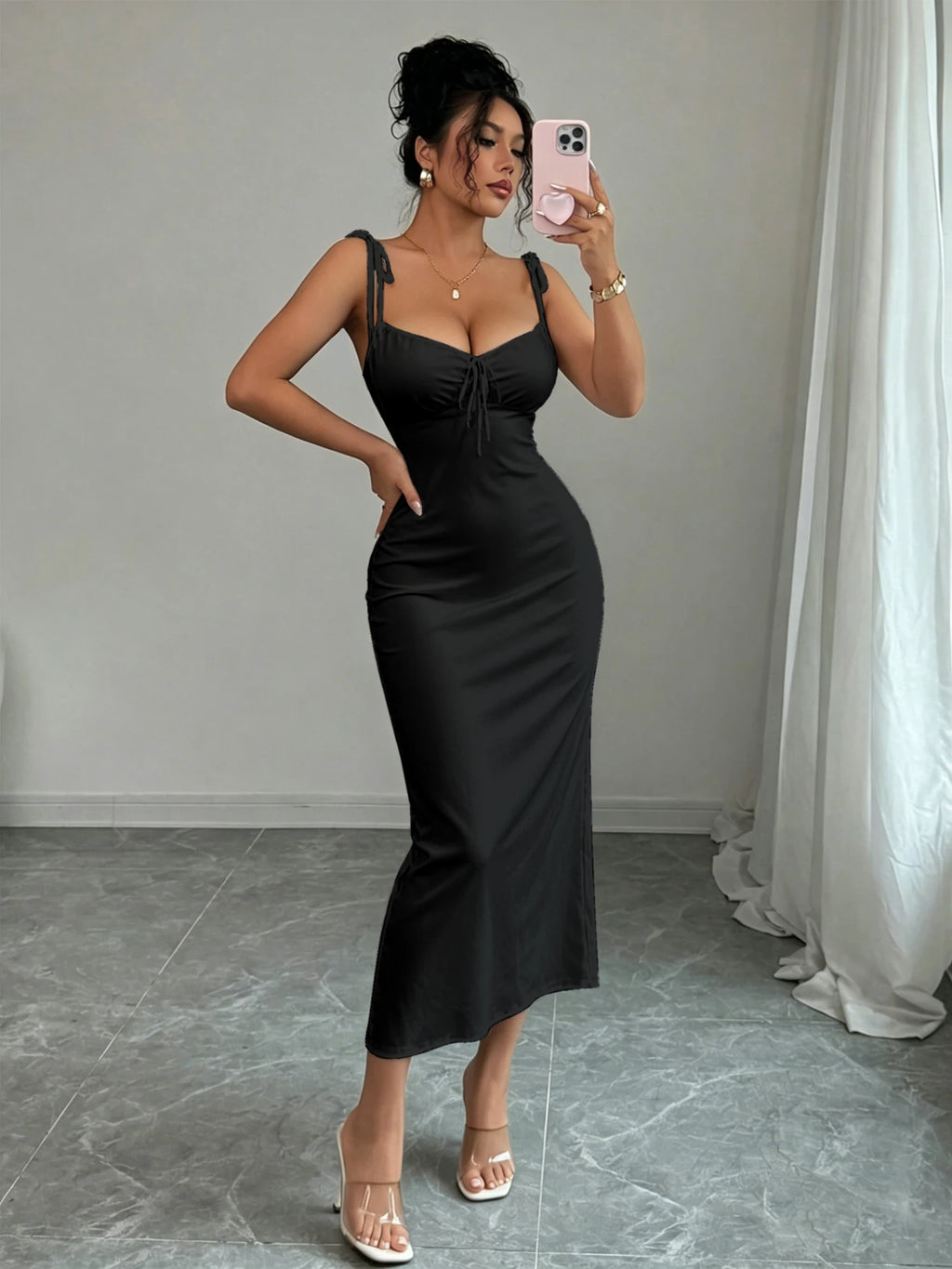 Vestido longo preto com detalhe de amarração