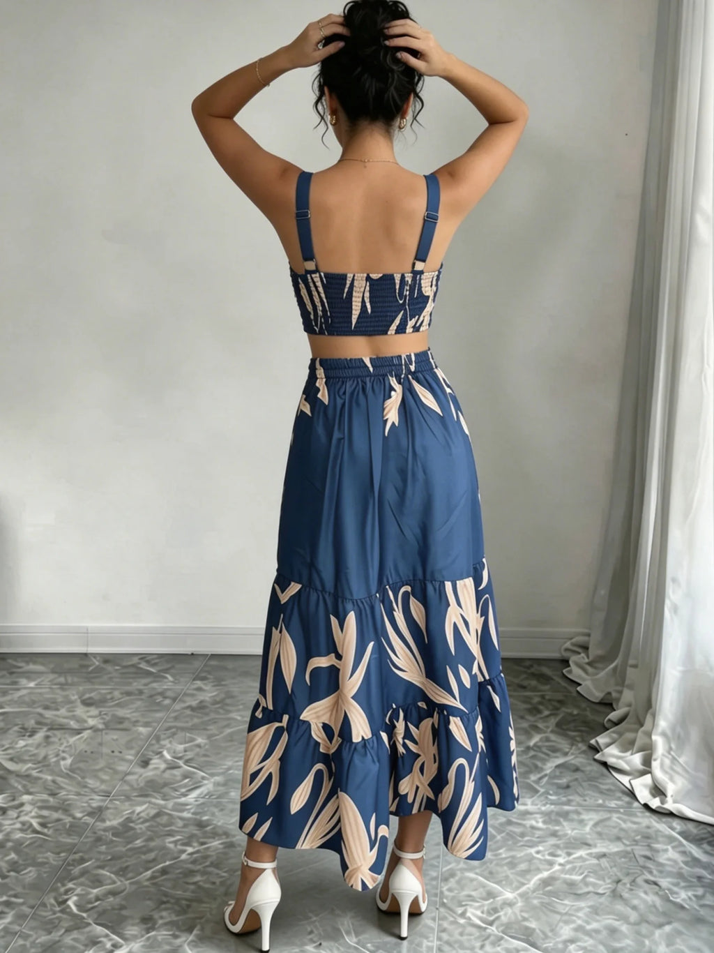 Vestido midi azul feminino com modelagem evasê