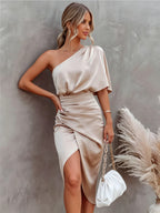 Vestido midi champagne com um ombro só e cintura franzida