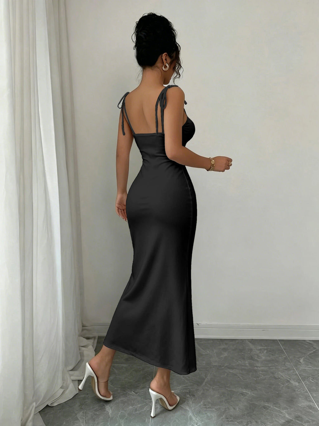 Vestido preto feminino elegante de alças